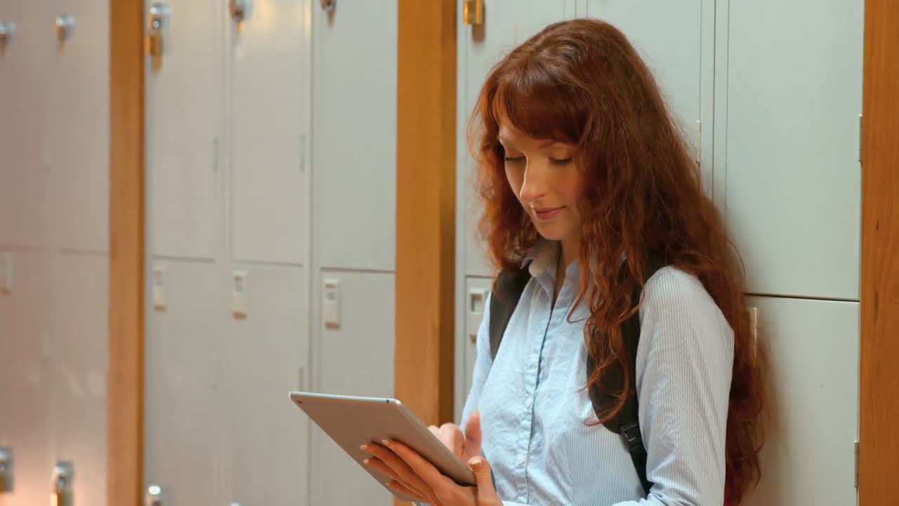 estudiante feliz usando su tableta