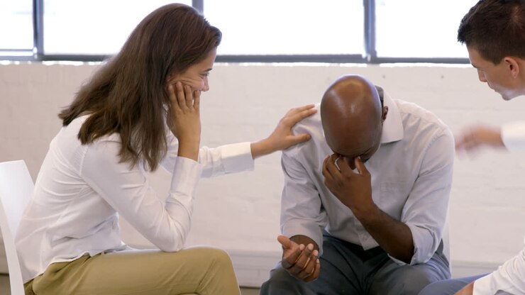Colleghi che si prendono cura del loro collega triste