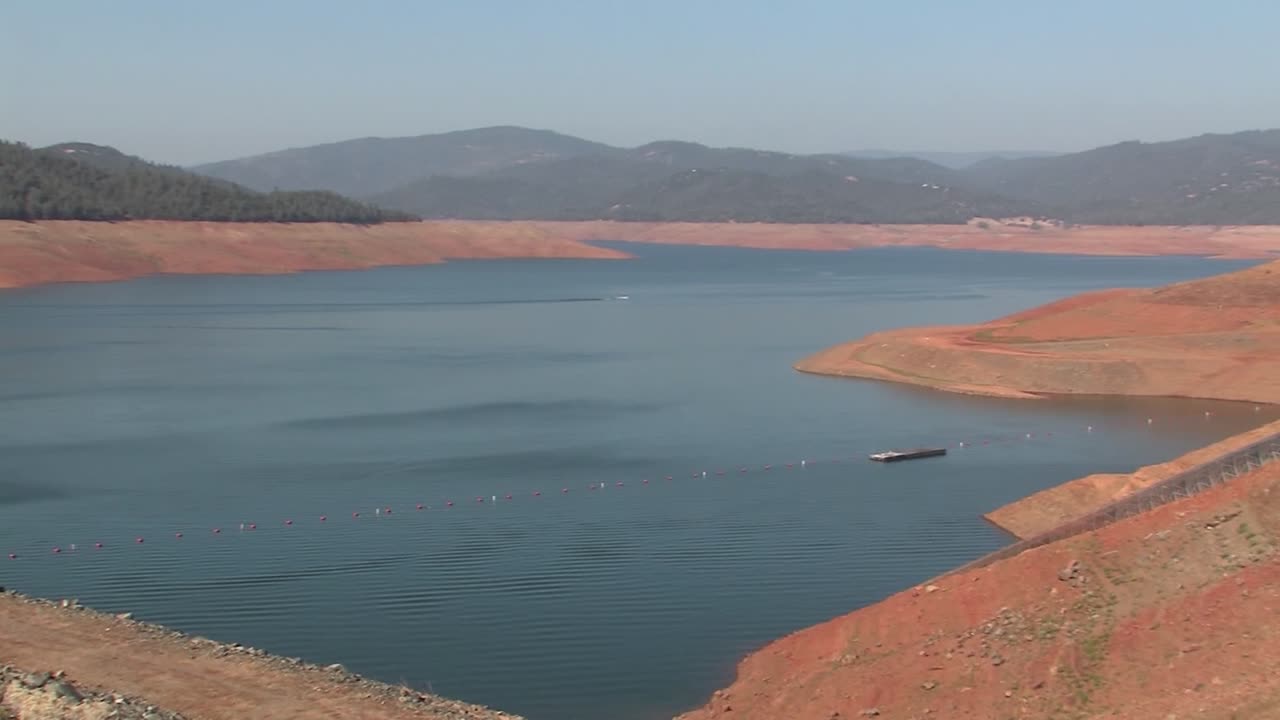 2017년 미국 캘리포니아주 오로빌 댐 위기 전에 반쯤 채워진 오로빌 호수의 파노라마 팬 샷