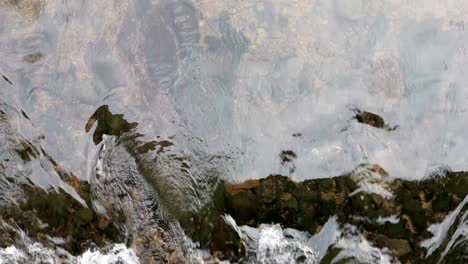 flujo de agua en el río por la tarde de cerca