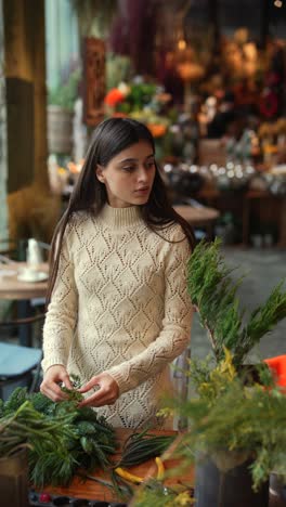 mujer creando un arreglo floral