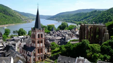 Wooded-Rhine-river-valley,-passenger-ship-is-approaching