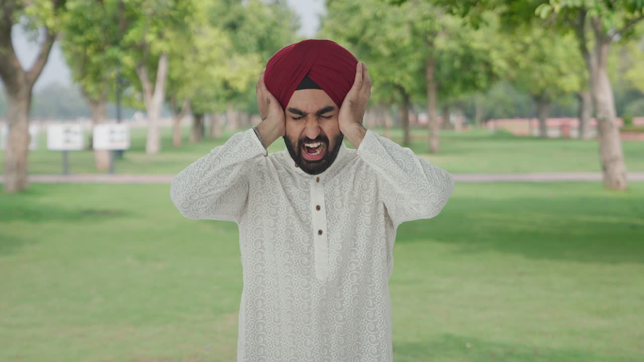 좌절 된 시크족 인디언 남자 가 공원 에서 소리 지르고 있다