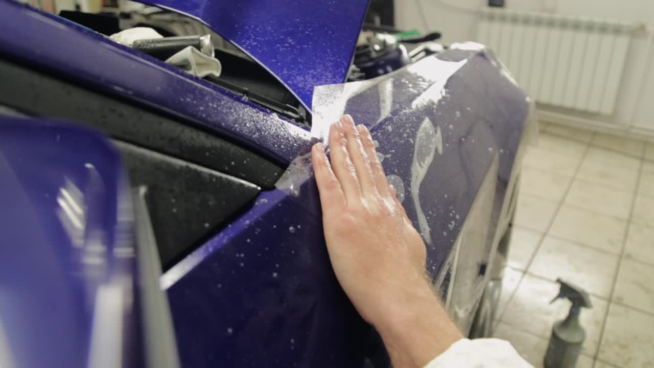 자동차에 비닐 포장을 적용하는 것