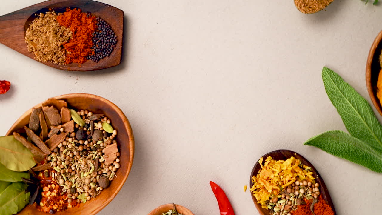 una variedad de especias en una mesa en el estudio