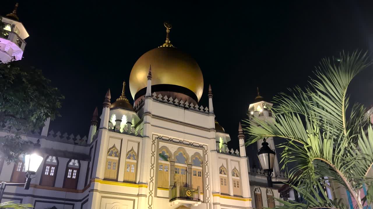 la famosa mezquita del sultán por la noche en singapur