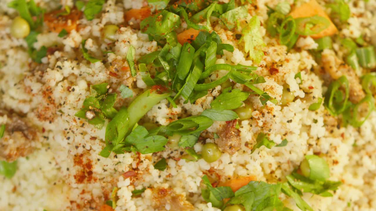 couscous con pollo rotación de vista superior. cocina árabe. cultura tradicional de oriente medio. delicioso arroz con carne. concepto de comida casera