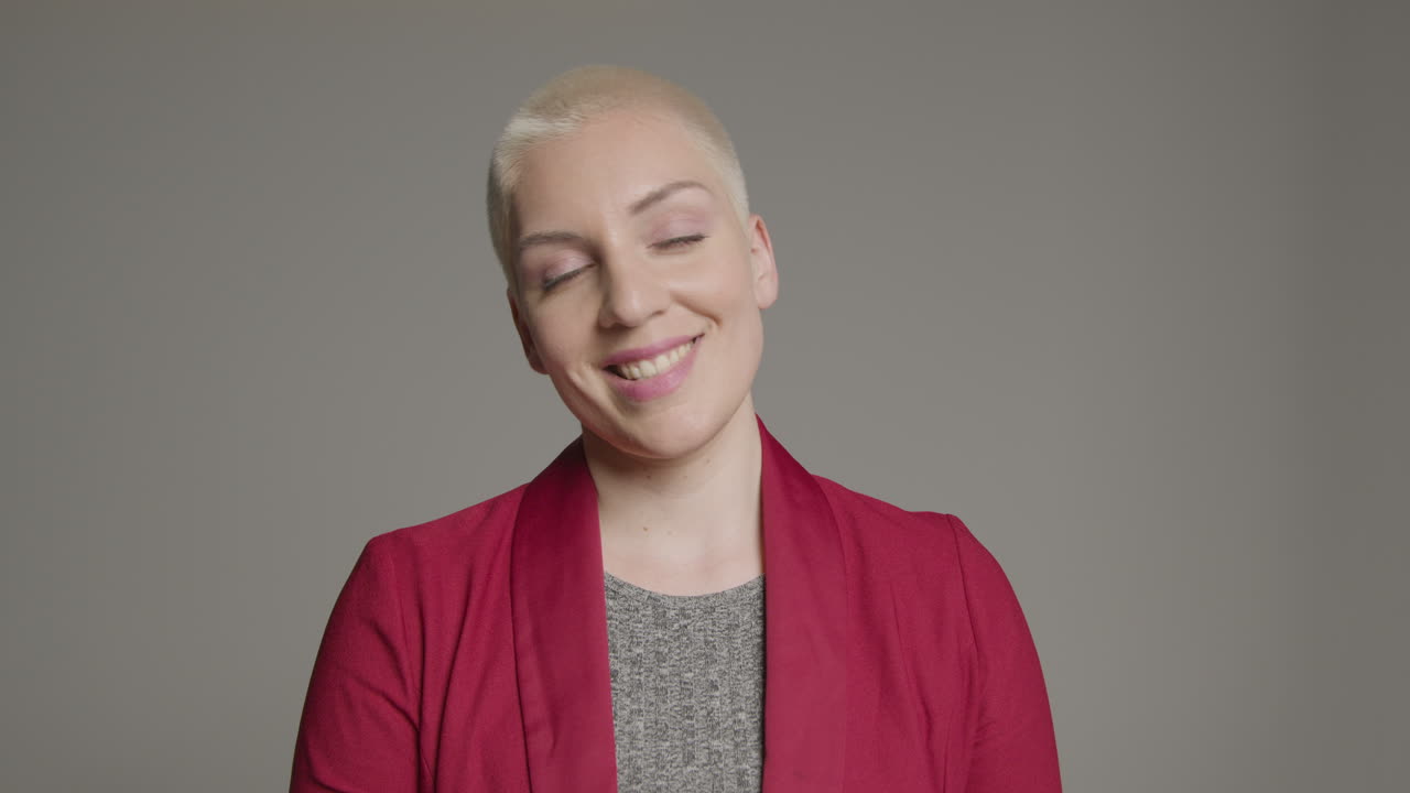 model wanita berpose ke kamera untuk potret studio 02