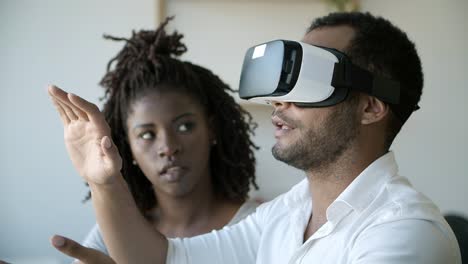 Primer-Plano-De-Un-Joven-Probando-Un-Casco-De-Realidad-Virtual.