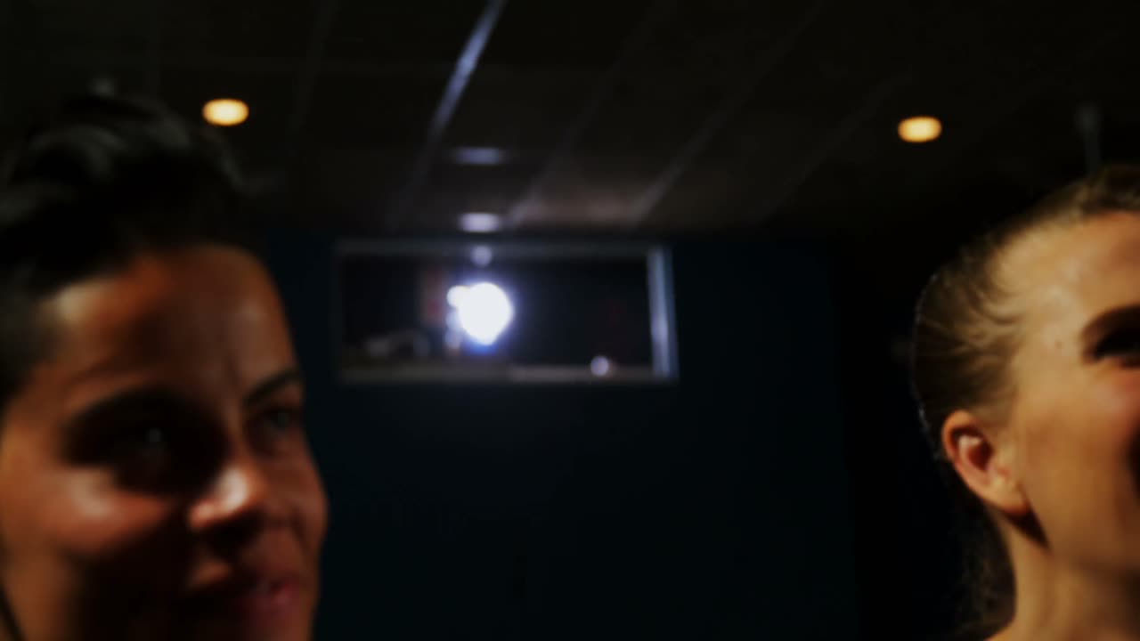 una pareja aplaudiendo mientras ven una película en 4k