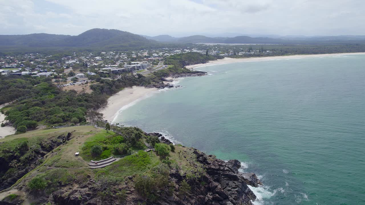 paisaje marino escénico en la playa de cabarita en nueva gales del sur, australia - toma aérea de drones