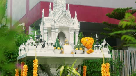 imágenes religiosas cinematográficas de 4k de un altar budista de un santuario de espíritus al aire libre en tailandia