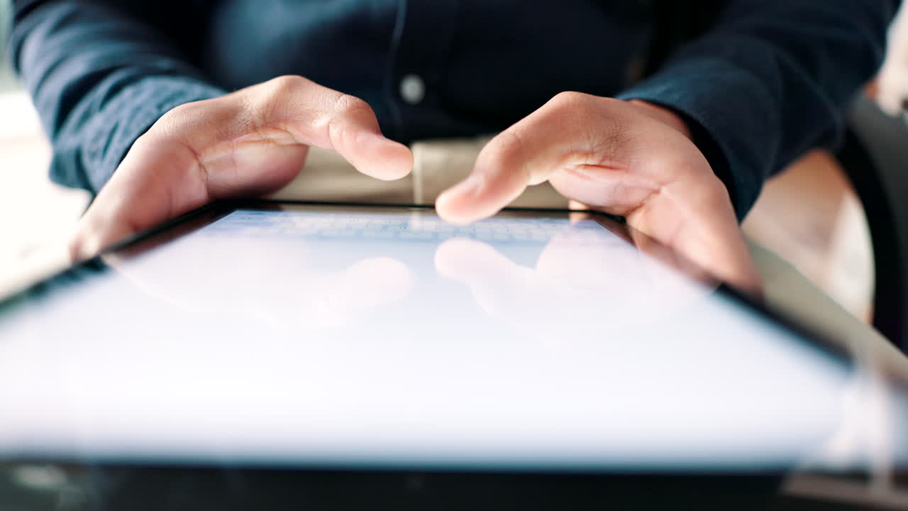 손, 태블릿 스크린 및 온라인 타이핑 모형