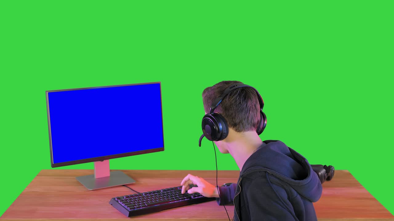 게이머가 녹색 스크린, 크로마 키에서 카메라에 화면에 게임에 대해 이야기