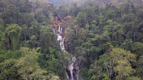 Vuelo-Aéreo-De-La-Jungla-De-Laos-A-La-Espectacular-Y-Famosa-Cascada-De-Kuang-Si-En-Niveles