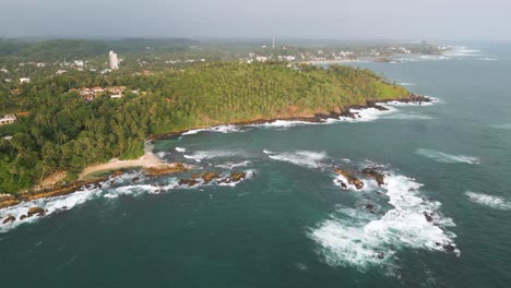 costa de sri lanka cerca de mirissa, hermosa playa