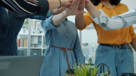 mujeres de negocios felices celebrando el éxito.