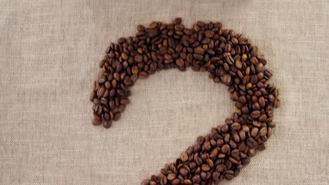 taza desechable y punto de interrogación de café con granos de café