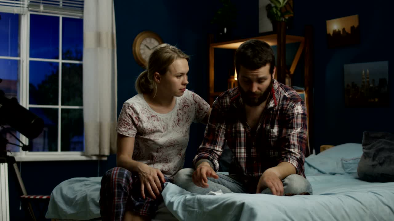 아파트에 대한 돈을 계산하는 부부의 피로