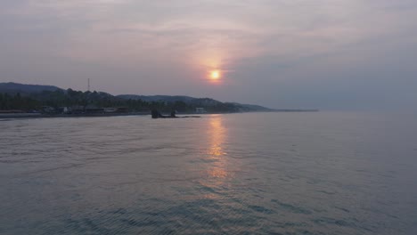 Luftdrohnenaufnahme-Von-El-Tunco-El-Salvador-Bei-Sonnenaufgang