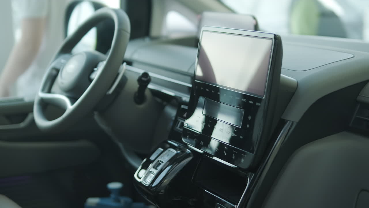 Interni moderni di un'auto con sistema di infotainment digitale e volante