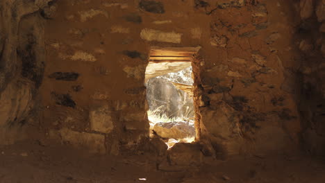 Vista-Interior-De-La-Ventana-De-La-Habitación-En-La-Vivienda-Del-Acantilado-En-Walnut-Canyon