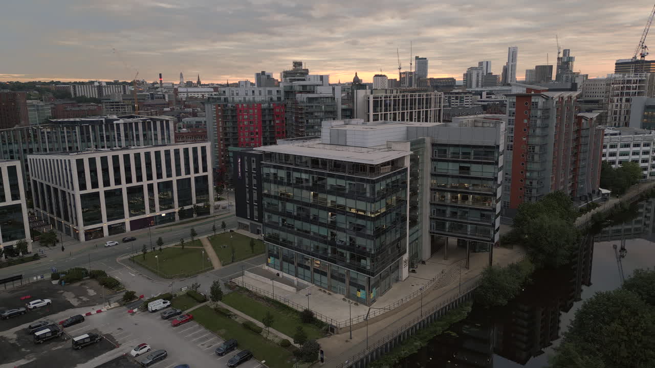 descendiendo estableciendo un avión no tripulado disparado sobre el río aire y modernos edificios de oficinas en el centro de la ciudad de leeds