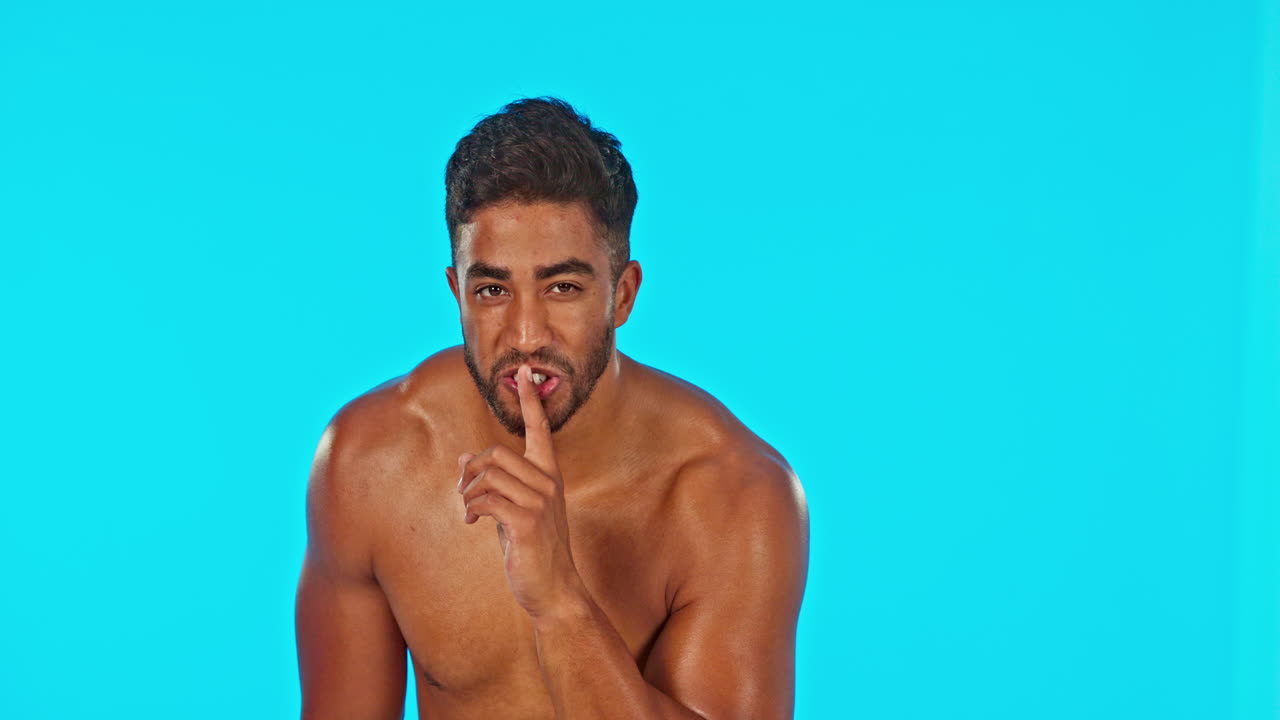 hombre, retrato y dedo en los labios para el cuidado de la piel