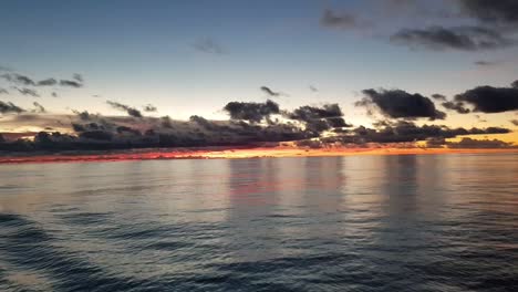 una vista impresionante de la puesta de sol en maldivas desde un vida a bordo