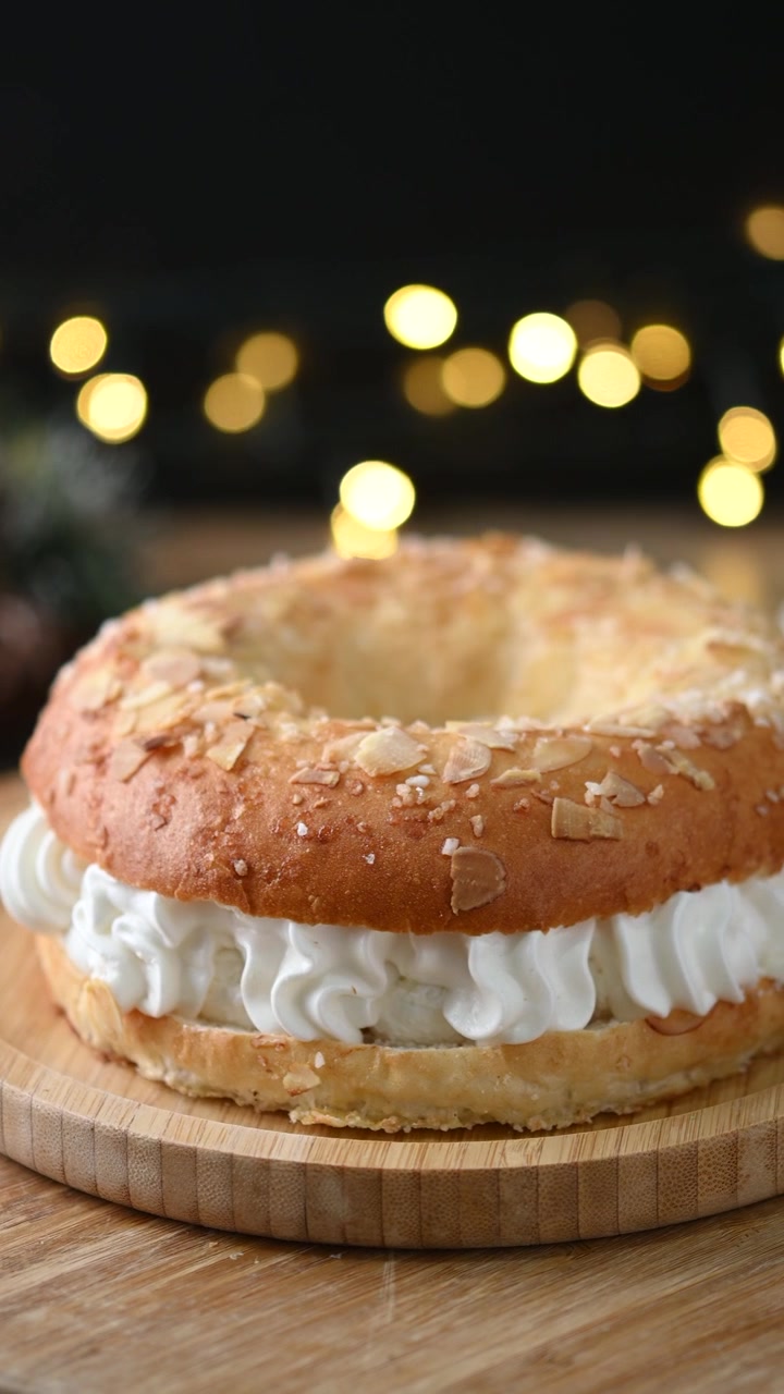 Geleneksel Roscon de Reyes Pastası, Şekerlenmiş Meyve ve Şekerle
