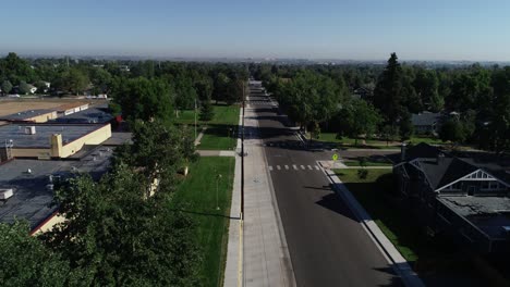 vuelo aéreo sobre las aceras de la ciudad con un dron