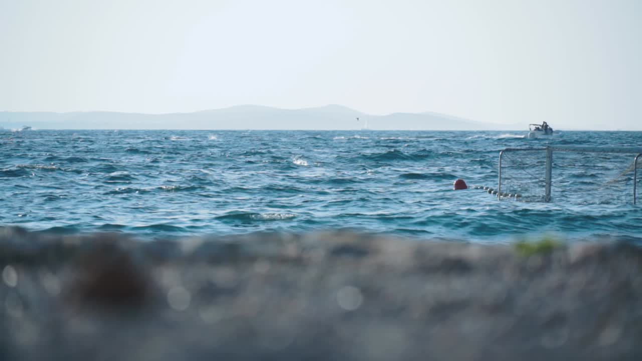 스피드보트 와 워터폴로 와 함께 활발 한 해양 장면