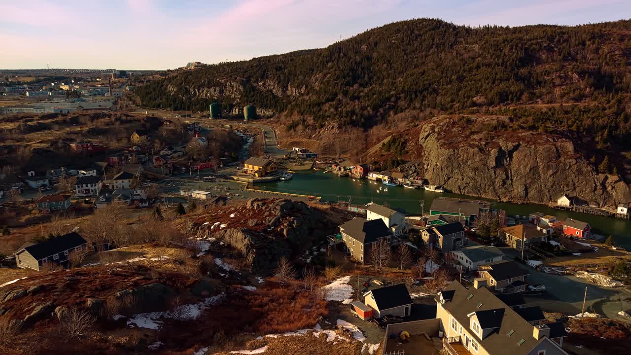 Drönarvy över Quidi Vidi bys fiskehamn, inbäddad mellan klippiga kullar i St. John's, Newfoundland.