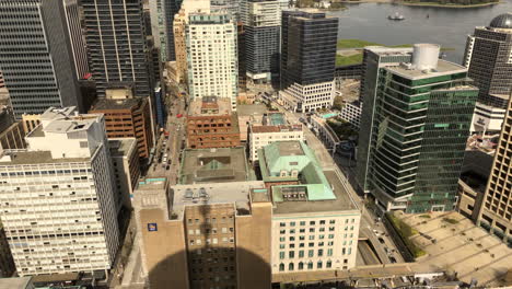 Lapso-De-Tiempo-Aéreo-Del-Centro-De-La-Ciudad-De-Vancouver-Cerca-De-La-Torre-Del-Puerto-En-Un-Día-Soleado