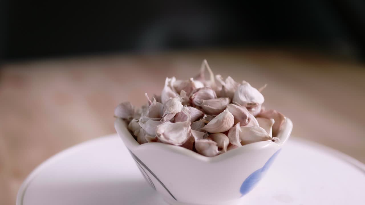 컵에 회전 신선한 마늘의 쇼케이스