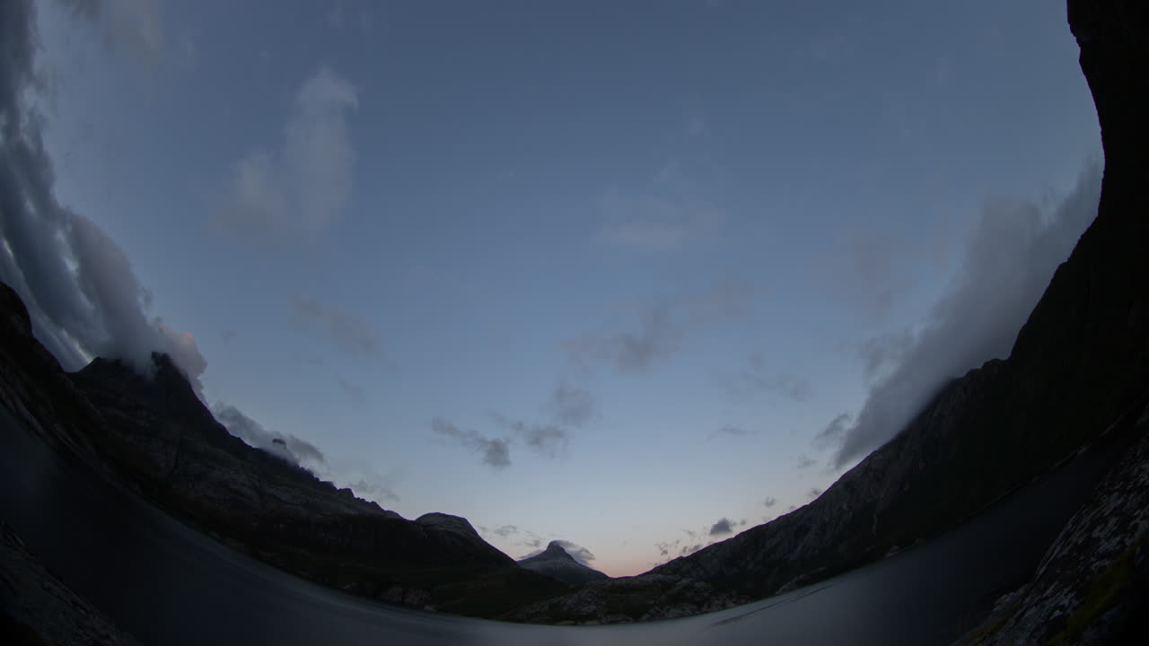 lago rocoso de noruega 03