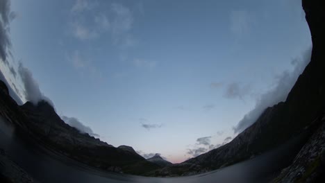 lago rocoso de noruega 03