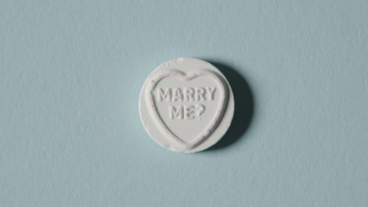 파란색 배경에 결혼 메시지가 있는 하트 캔디