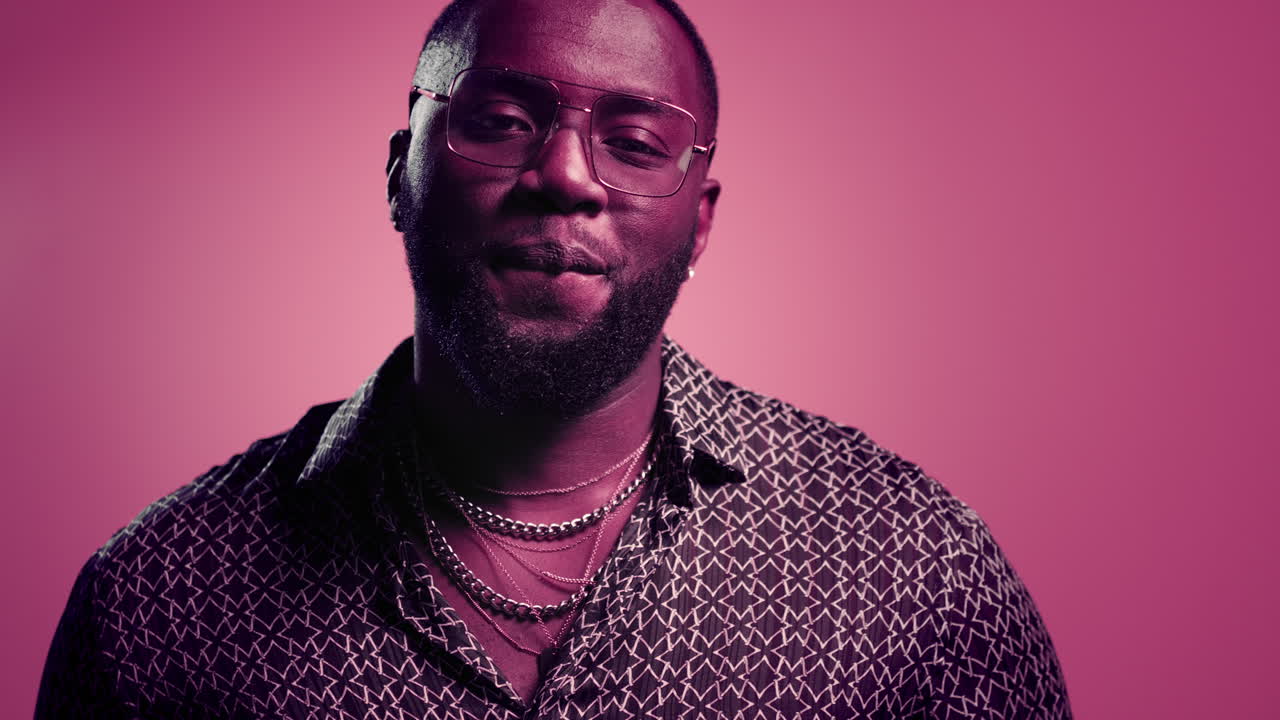 hombre afro mostrando un gesto de la mano en el estudio. persona masculina sexy coqueteando en el interior