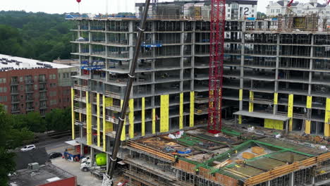 trabajadores y maquinaria en el sitio de construcción de un nuevo edificio