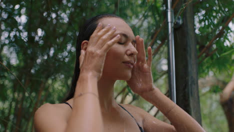 Hermosa-Mujer-En-La-Ducha-Usando-Bikini-Lavando-El-Cuerpo-Limpiando-La-Piel-Con-Agua-Refrescante-Disfrutando-De-Un-Spa-De-Belleza-Natural-Duchándose-Al-Aire-Libre-En-La-Naturaleza