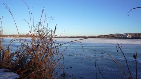 Toma-Panorámica-De-Un-Lago-Congelado-En-Invierno-Al-Atardecer