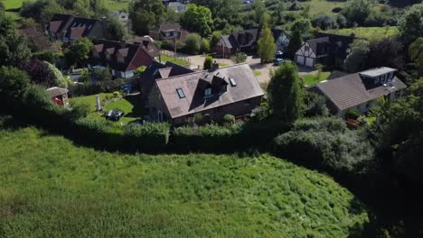 Un-Trípode-De-Dron-Estático-Y-De-Alto-Vuelo-De-Casas-Grandes-Y-Caras-En-Medio-Del-Campo-En-Una-Ciudad-Despoblada-En-Los-Cotswolds-En-Inglaterra-En-Un-Día-Muy-Soleado-Y-Sin-Nubes-O