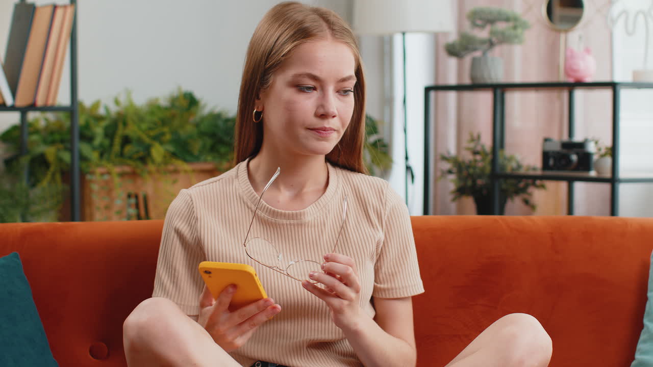 mujer joven triste uso de teléfono inteligente sorprendido por malas noticias, pérdida de fortuna, fracaso, resultados de la lotería, fecha límite