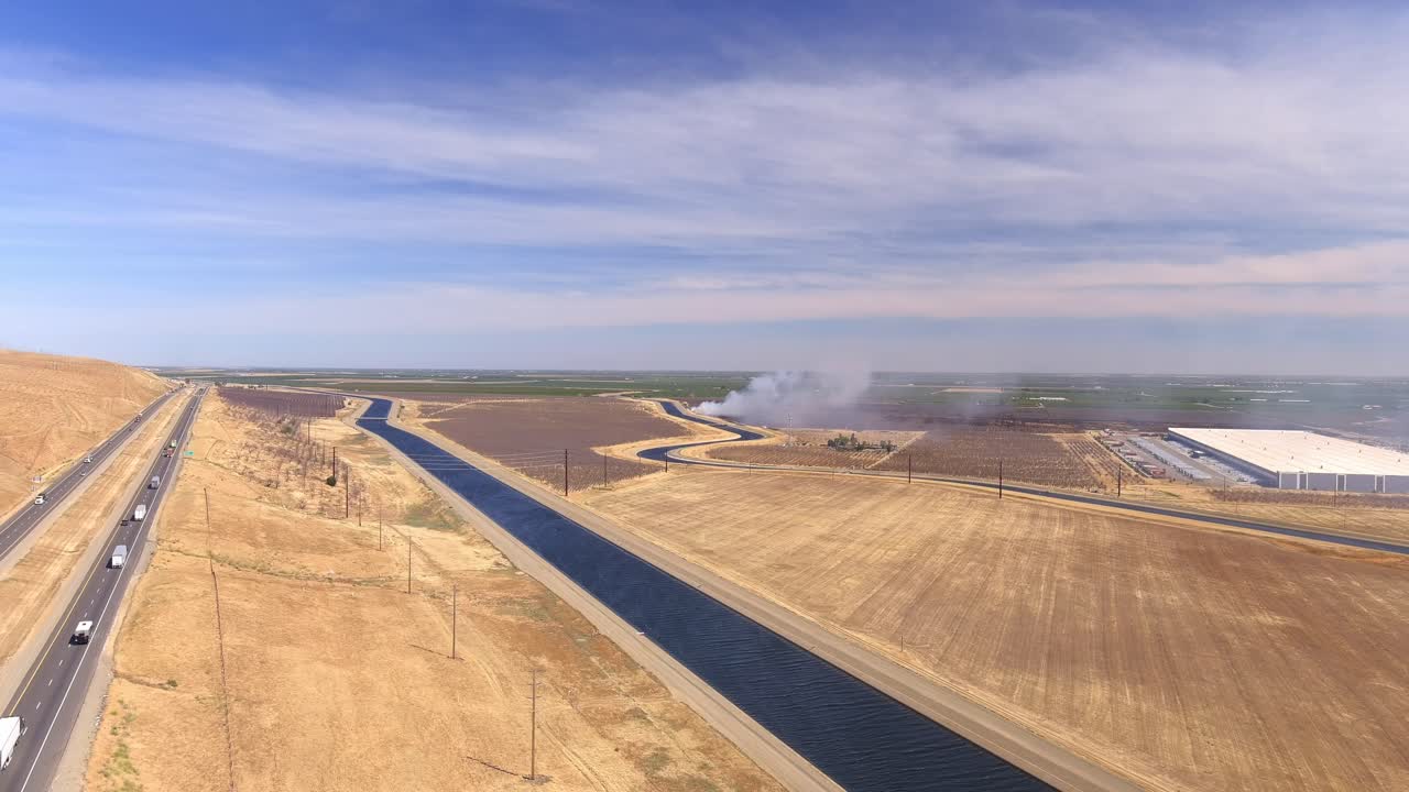 humo que se eleva del incendio forestal en el árido paisaje del valle central de california en los ee.uu.