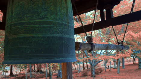 gran campana japonesa rodeada de árboles en la temporada de otoño en kyoto, iluminación suave de japón