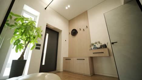 diseño interior de la sala de estar con espacio de copia, sofá beige, mesa lateral, hoja en jarrón, pouf, accesorios elegantes y alfombra de boucle. pared beige. plantilla de decoración minimalista para el hogar.