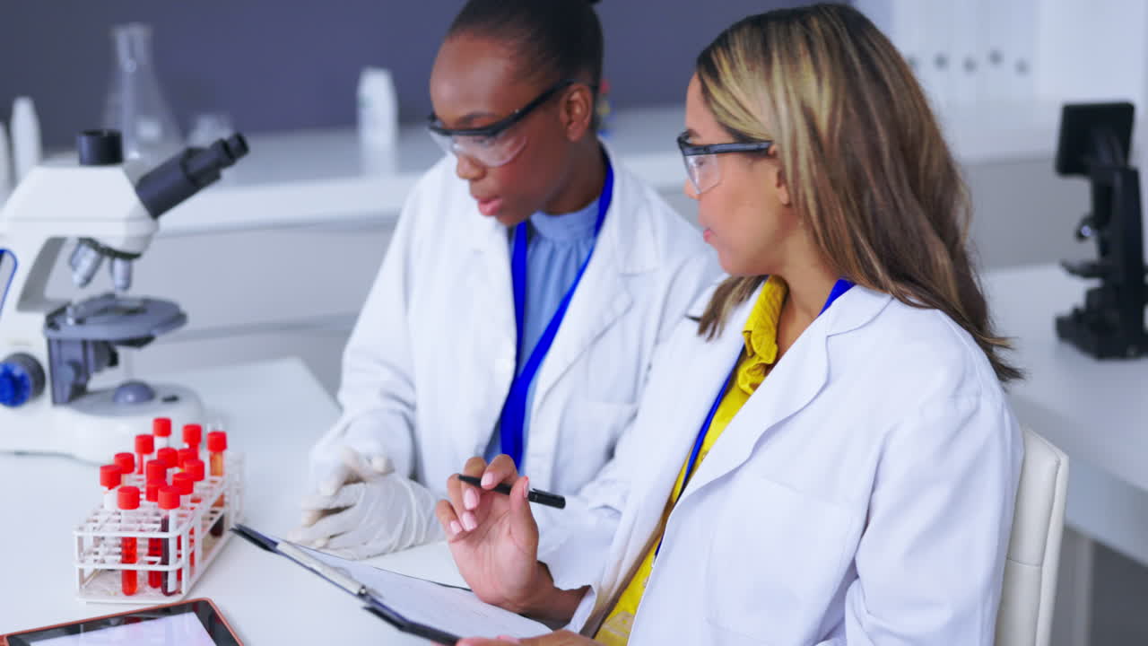 equipo científico, pastilla y muestra de sangre