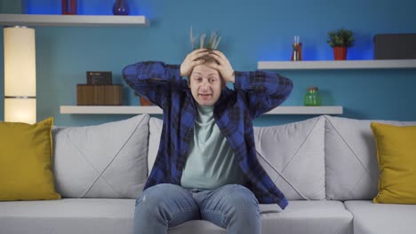 el hombre que está enojado consigo mismo y tiene defectos.