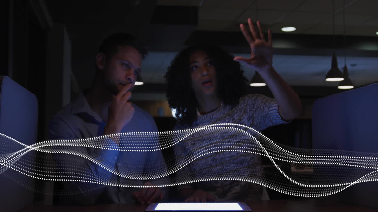 animación de líneas sobre diversos colegas discutiendo el trabajo en la oficina